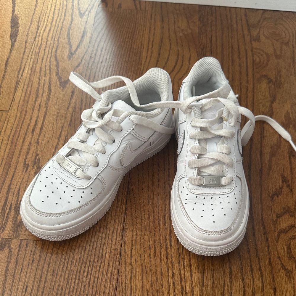 Kids White Nike Sneakers SZ 1